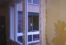 Nouvelle fenêtre en PVC dans la pièce principale 